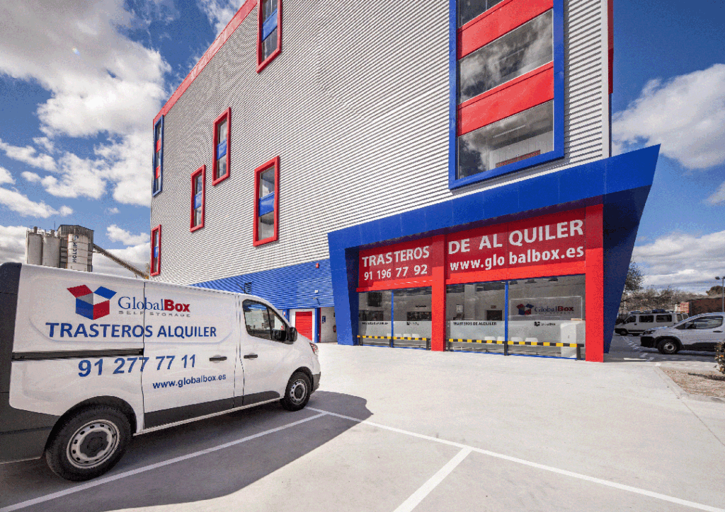 Fachada principal del nuevo centro de trasteros en Vallecas de Globalbox, con parking y furgoneta corporativa. Espacio seguro con acceso 24 horas.