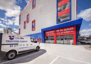 Fachada principal del nuevo centro de trasteros en Vallecas de Globalbox, con parking y furgoneta corporativa. Espacio seguro con acceso 24 horas.