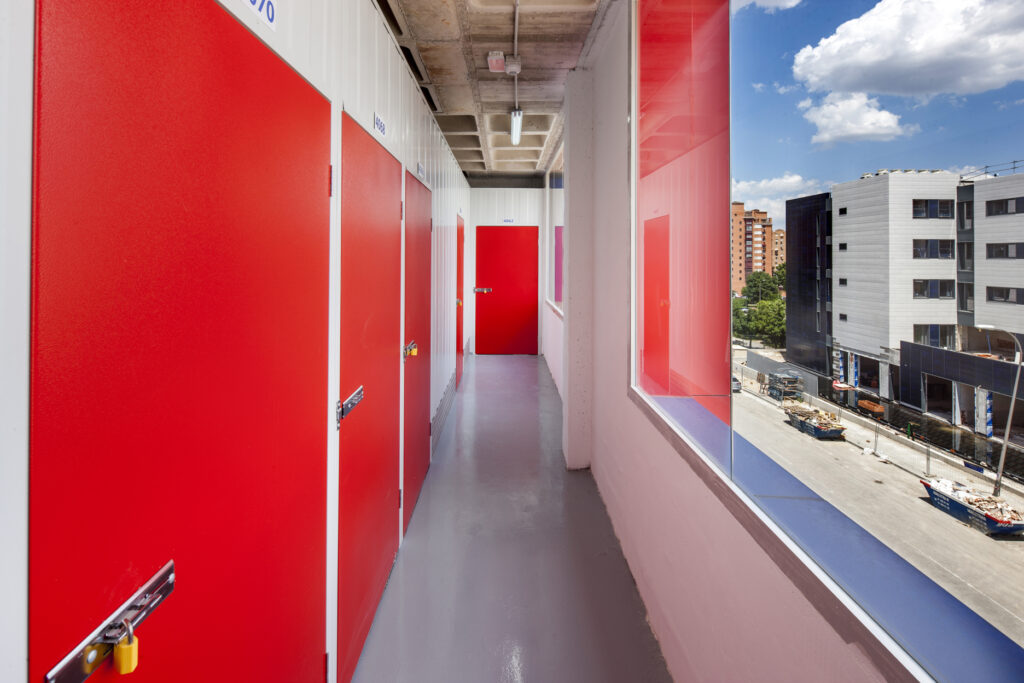 Centro de trasteros en Vallecas de Globalbox, con acceso 24 h, control por app y soluciones de almacenamiento para particulares y profesionales.