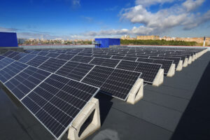 Placas fotovoltaicas instaladas en centro GLOBALBOX para autoconsumo energético